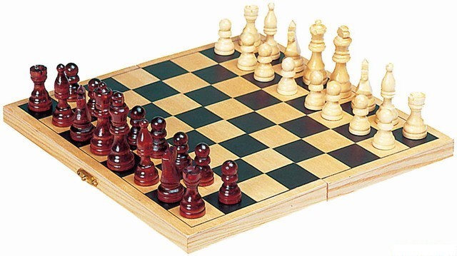 Šachy - Dřevěné 26x26 cm, Skládací box (Goki)