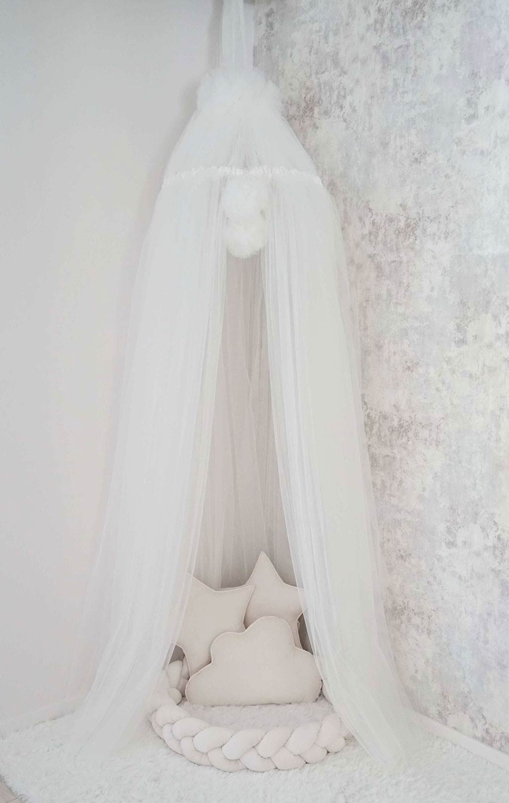 Závěsný stropní luxusní baldachýn s bambulkami-nebesa Belisima ecru